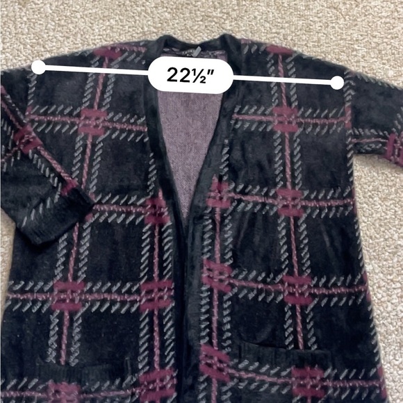 Cozy eyelash knit cardigan with front pockets. Slightly oversized. - Picture 7 of 7